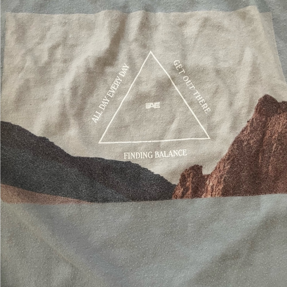 American Eagle Graphic Tee XS Gray “Finding Balance” Mountain Print​ - Picture 2 of 5